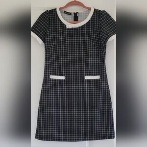 Zara dress, elegant, with pockets, black with white stripes, has a little bow.